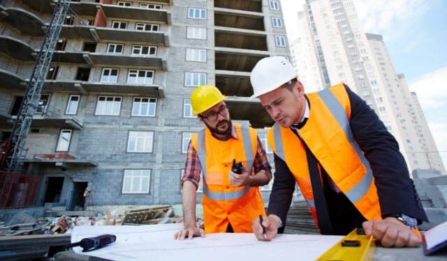 Equipo de SLAVID Construccions planificando un proyecto